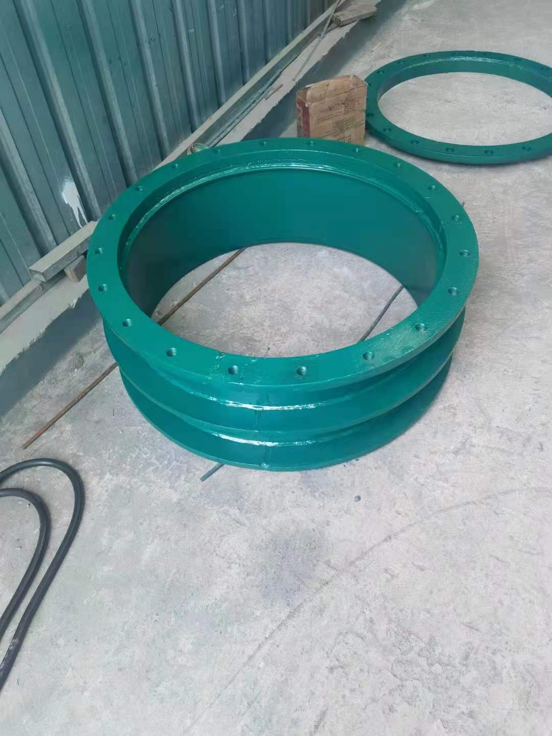 只用草莓视频色在线看的话解决了套管与墙壁之间的漏水